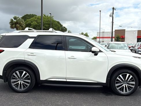 Used 2022 Nissan Pathfinder Platinum w/ Lighting Package (N93) FWD image 8
