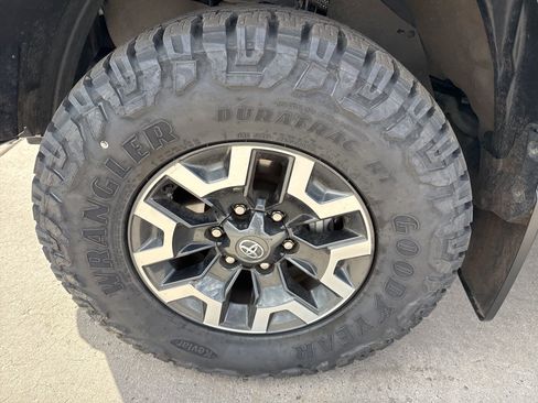 Used 2021 Toyota Tacoma TRD Off-Road w/ Technology Package image 11