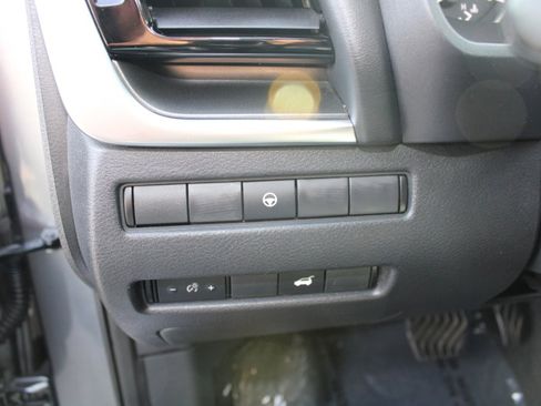 Used 2022 Nissan Rogue SV w/ SV Premium Package image 16