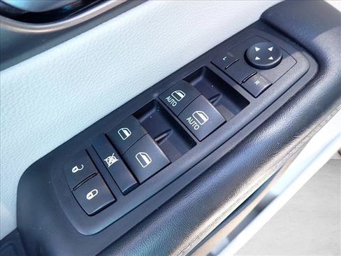 Used 2024 Chrysler Pacifica Touring-L FWD image 17