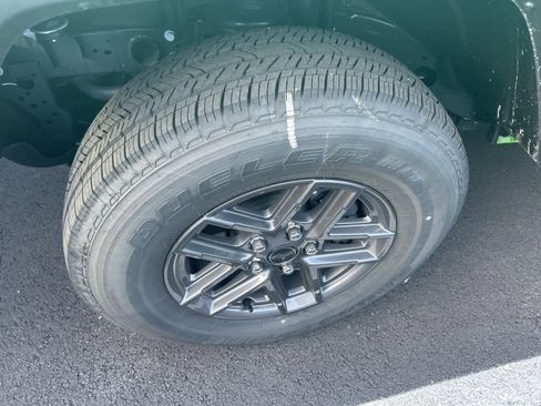 Used 2025 Jeep Gladiator Sport image 3