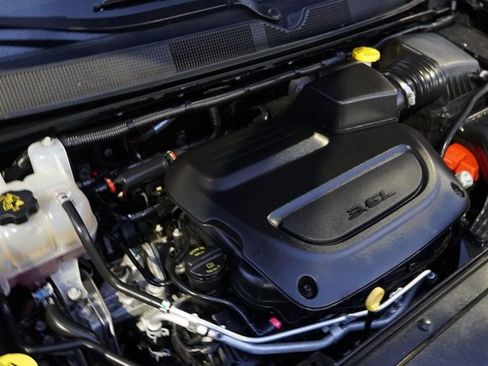 Used 2024 Chrysler Pacifica Touring-L image 34