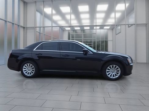 Used 2014 Chrysler 300 RWD image 9