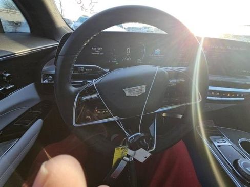 Used 2024 Cadillac Lyriq Luxury image 2