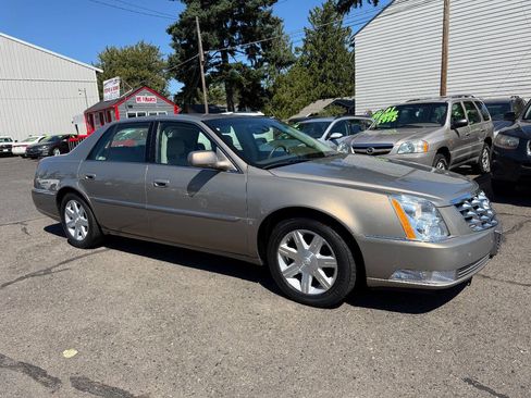 Used 2006 Cadillac DTS Luxury I w/ Sun And Sound Package image 3