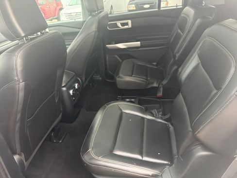 Used 2021 Ford Explorer XLT w/ Equipment Group 202A AWD/4WD image 16