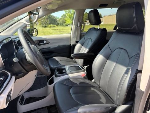 Used 2024 Chrysler Pacifica Touring-L FWD image 10