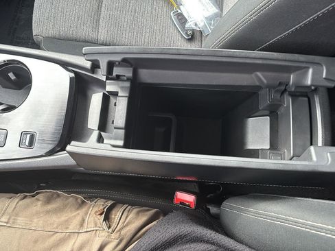 Used 2023 Nissan Rogue SV image 31