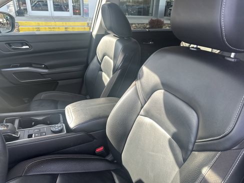 Used 2022 Nissan Pathfinder SL image 16