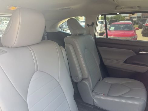 Used 2021 Toyota Highlander XLE w/ Protection Package #3 (TMS) AWD/4WD image 31