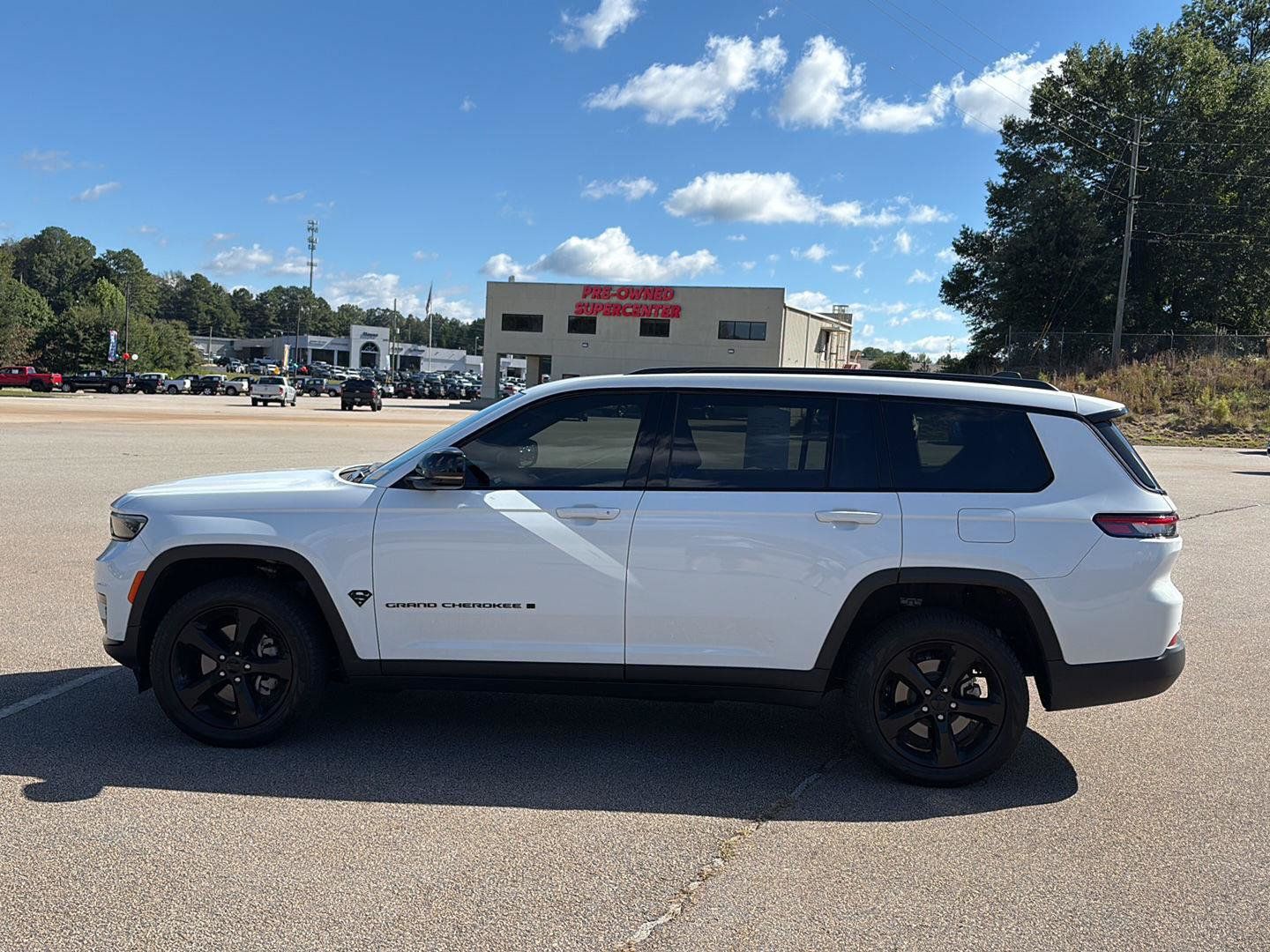 Used 2024 Jeep Grand Cherokee L Limited w/ Black Appearance Package RWD image 5