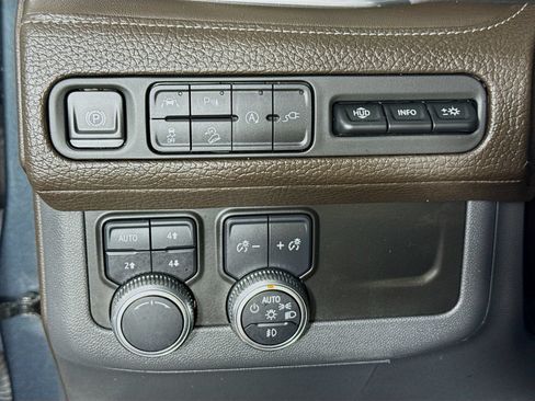 Used 2021 GMC Yukon Denali w/ Denali Premium Package AWD/4WD image 11