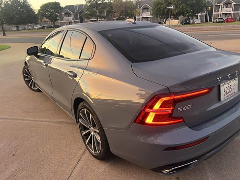 Used 2022 Volvo S60 B5 Momentum image 7