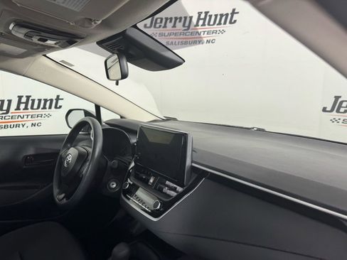 Used 2025 Toyota Corolla LE image 30