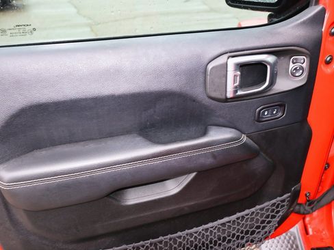 Used 2018 Jeep Wrangler Unlimited Sahara image 11