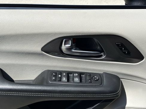 Used 2023 Chrysler Pacifica Touring-L FWD image 22