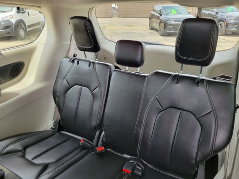Used 2024 Chrysler Pacifica Touring-L w/ Uconnect Theater Family Group FWD image 19