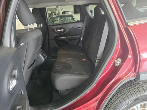 Used 2019 Jeep Cherokee Latitude w/ Cold Weather Group FWD image 12