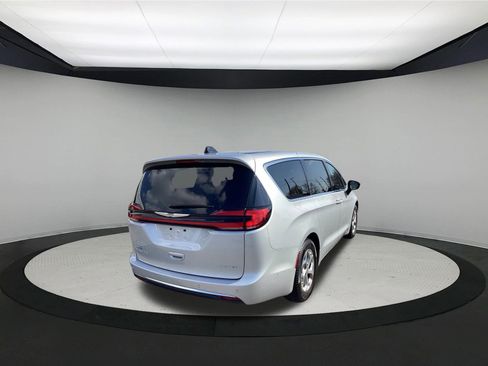Used 2024 Chrysler Pacifica Limited FWD image 8