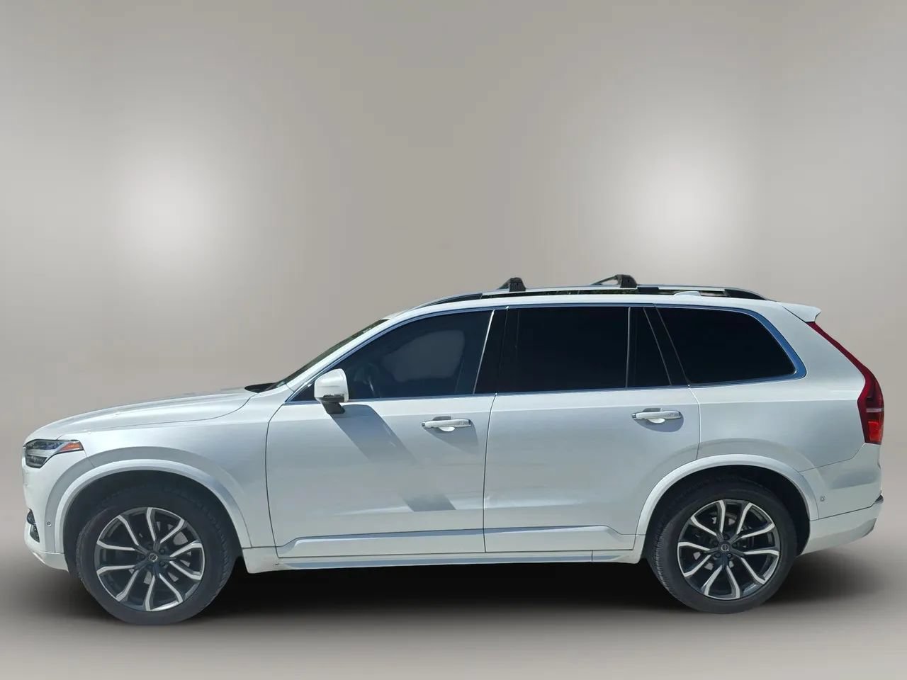 Used 2017 Volvo XC90 T6 Momentum w/ Vision Package AWD/4WD image 4