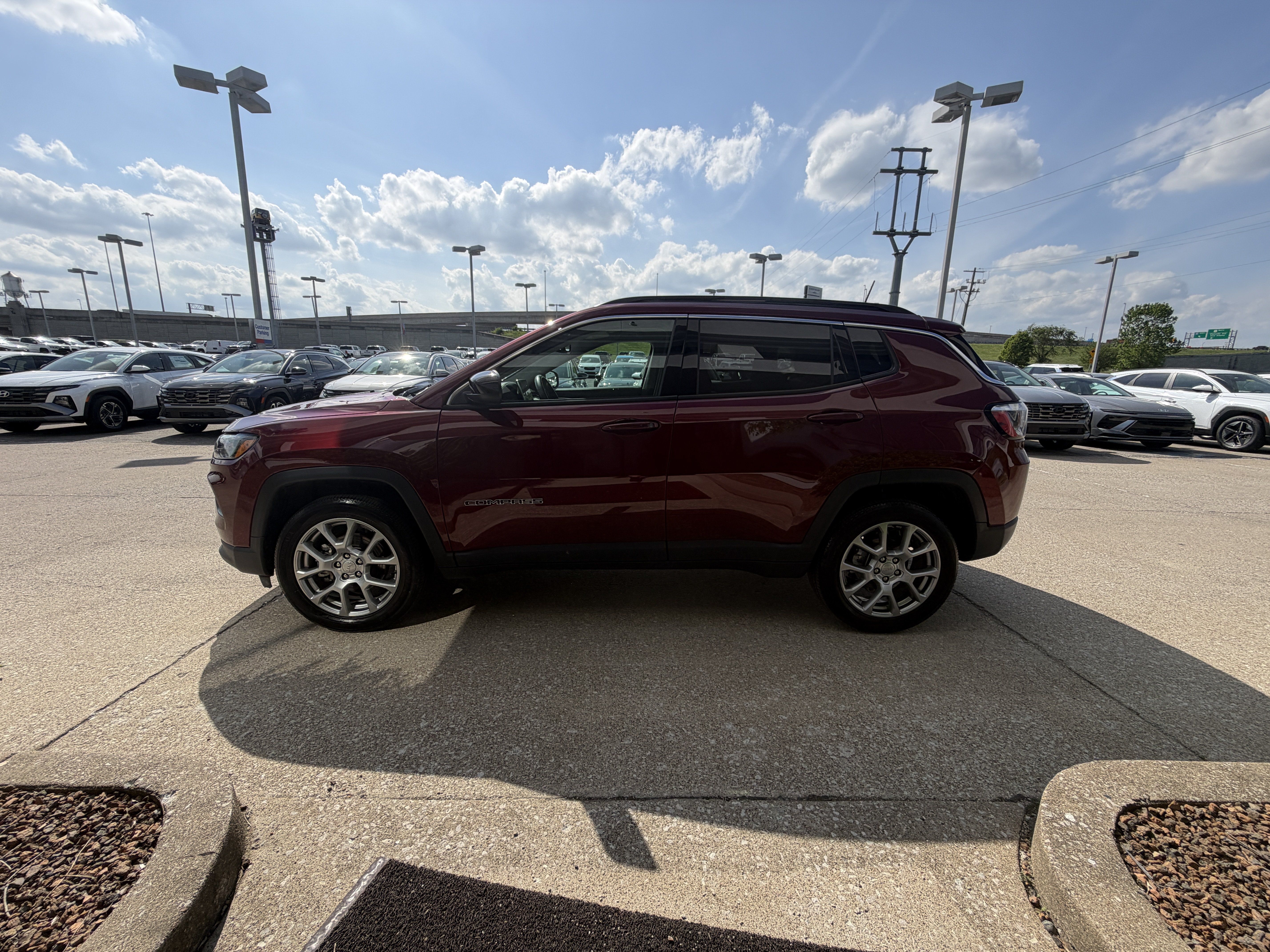 Used 2022 Jeep Compass Latitude AWD/4WD image 12