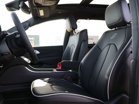 New 2026 Chrysler Pacifica Limited image 12