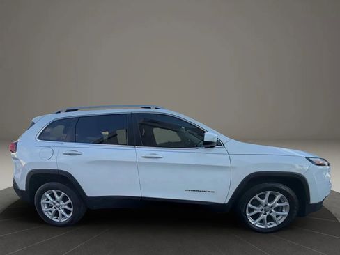 Used 2017 Jeep Cherokee Latitude image 4