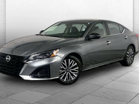 Used 2025 Nissan Altima 2.5 SV FWD image 12