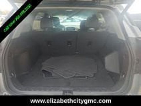 Used 2024 GMC Terrain SLT image 12