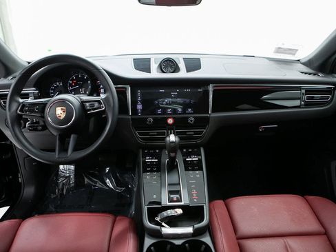 Certified 2025 Porsche Macan image 13