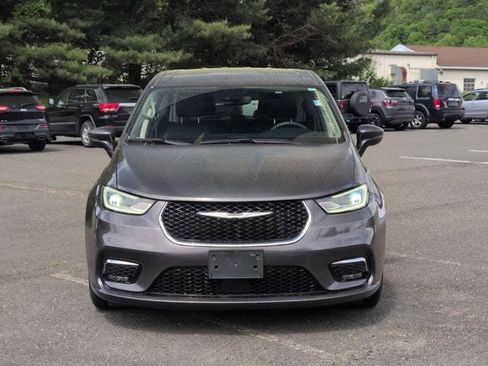 Used 2023 Chrysler Pacifica Touring-L FWD image 2