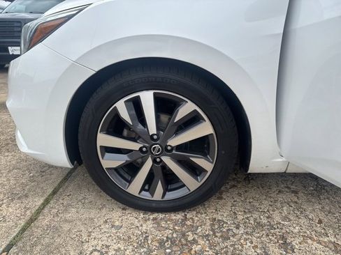 Used 2020 Nissan Versa SR w/ Convenience Package image 26