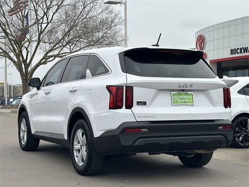 Used 2023 Kia Sorento LX image 3