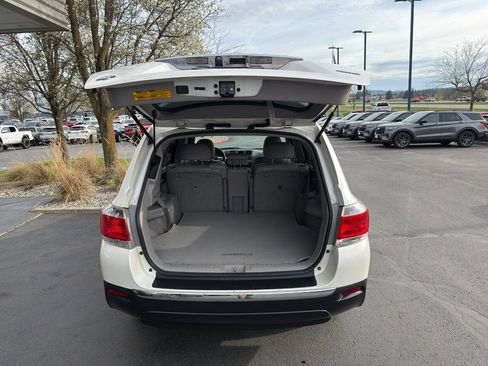 Used 2012 Toyota Highlander SE w/ Tow Pkg image 6