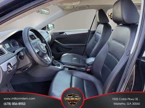 Used 2013 Volkswagen Jetta SE FWD image 2