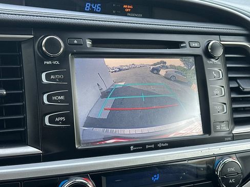 Used 2019 Toyota Highlander XLE AWD/4WD image 21