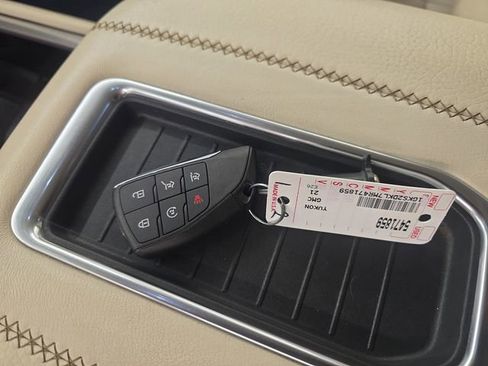 Used 2021 GMC Yukon Denali w/ LPO, Illumination Package AWD/4WD image 30