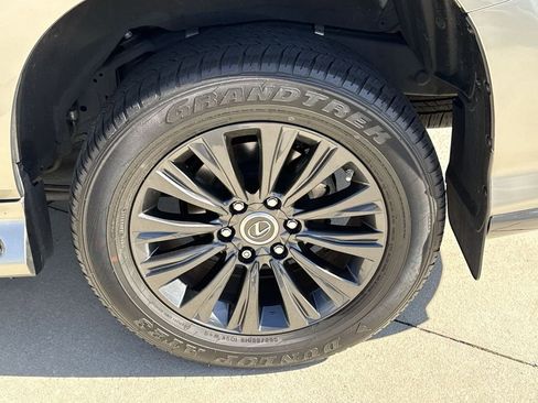 Used 2023 Lexus GX 460 Premium w/ Accessory Package image 31