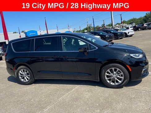 Used 2026 Chrysler Pacifica Limited FWD image 1