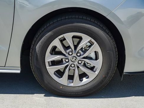 Used 2025 Toyota Sienna XLE w/ XLE Plus Package image 11