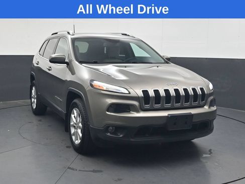 Used 2018 Jeep Cherokee Latitude w/ Cold Weather Group AWD/4WD image 2