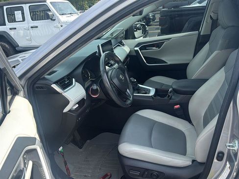 Used 2020 Toyota RAV4 Limited FWD image 3