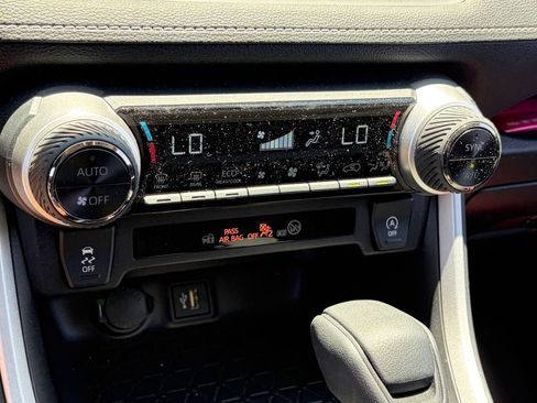 Used 2025 Toyota RAV4 XLE AWD/4WD image 8