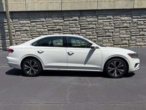 Used 2022 Volkswagen Passat 2.0T SE FWD image 5