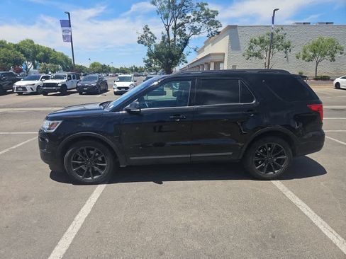 Used 2018 Ford Explorer XLT w/ Equipment Group 202A FWD image 4