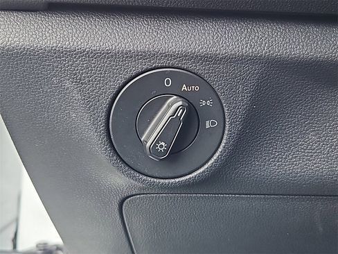 Used 2020 Volkswagen Jetta SE w/ SE Cold Weather Package image 17