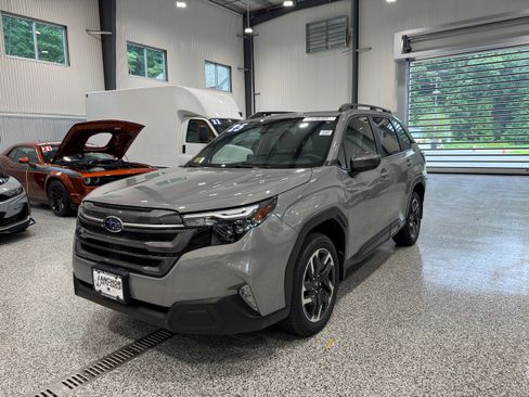 Used 2025 Subaru Forester Premium AWD/4WD image 1