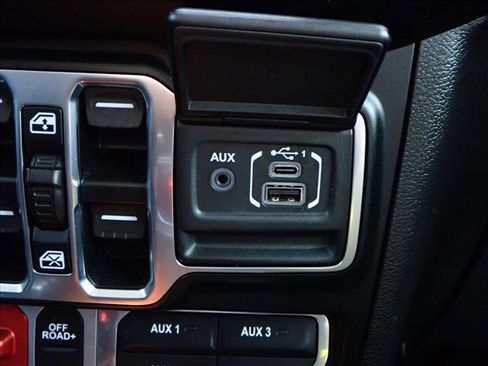 Used 2021 Jeep Gladiator Mojave w/ Cold Weather Group image 18