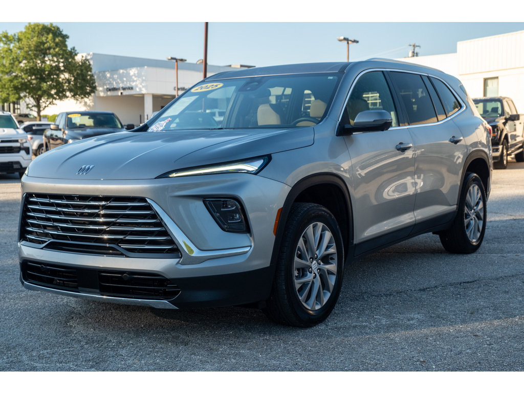 Used 2025 Buick Enclave Preferred FWD image 4