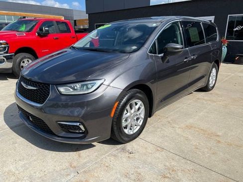 Used 2023 Chrysler Pacifica Touring-L FWD image 3